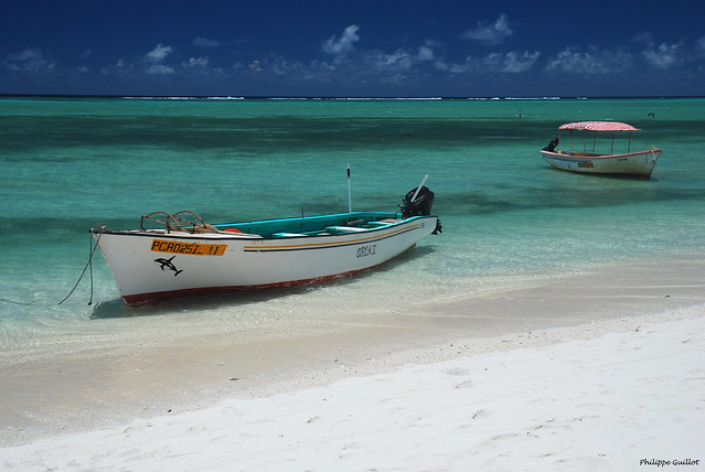 Barques sur une plage de l'île aux Cocos