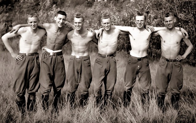 Conscripts from Norrland's dragoon regiment K4, Umeå in a group photo with bare chests. Sweden 1955-56