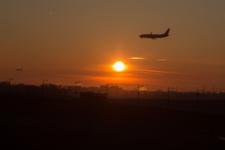 Vliegtuigen en bus bij zonsopkomst