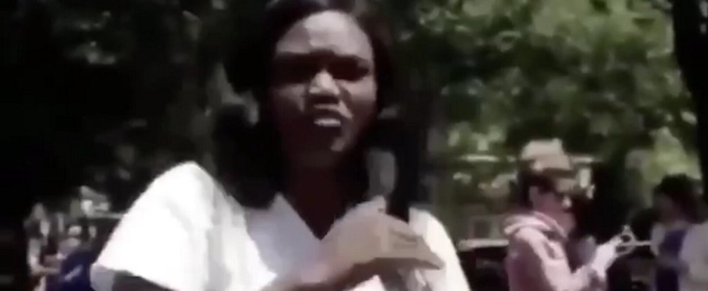 FOTOGRAFÍA. CHICAGO (EEUU), 02.06.2020. Una joven negra estadounidense, vecina de Chicago, denuncia manipulación del caso del negro George Floyd. Ñ Pueblo (7)