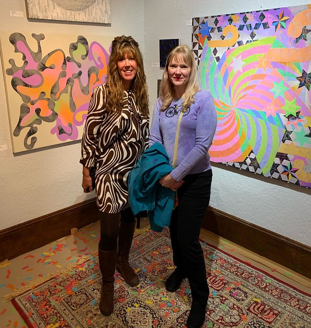 Look who I met last night! Fun artist @susanderrickart at her show in Snohomish. She loves movement, color and shapes, and she dresses to match her art! She was delightful in person. Joshy and I ate at Collector’s Choice, which several old people had reco