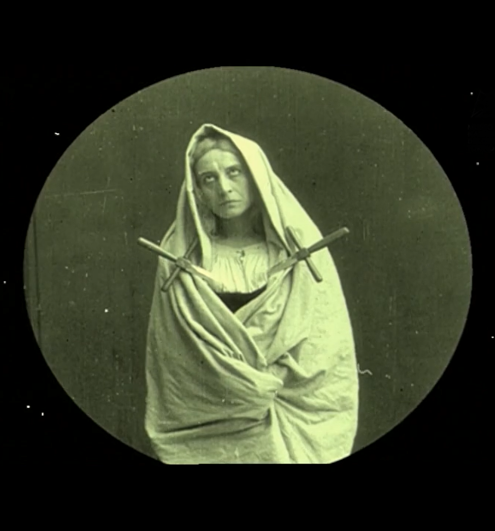 Mary Cléo Tarlarini (la madre / the mother) in La madre e la morte (S. A. Ambrosio, 1911)