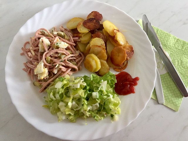 Bratkartoffeln,#Wurstsalat# und Endiviensalat....