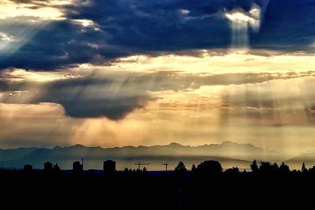 Crepuscular rays and Cascades at sunrise
