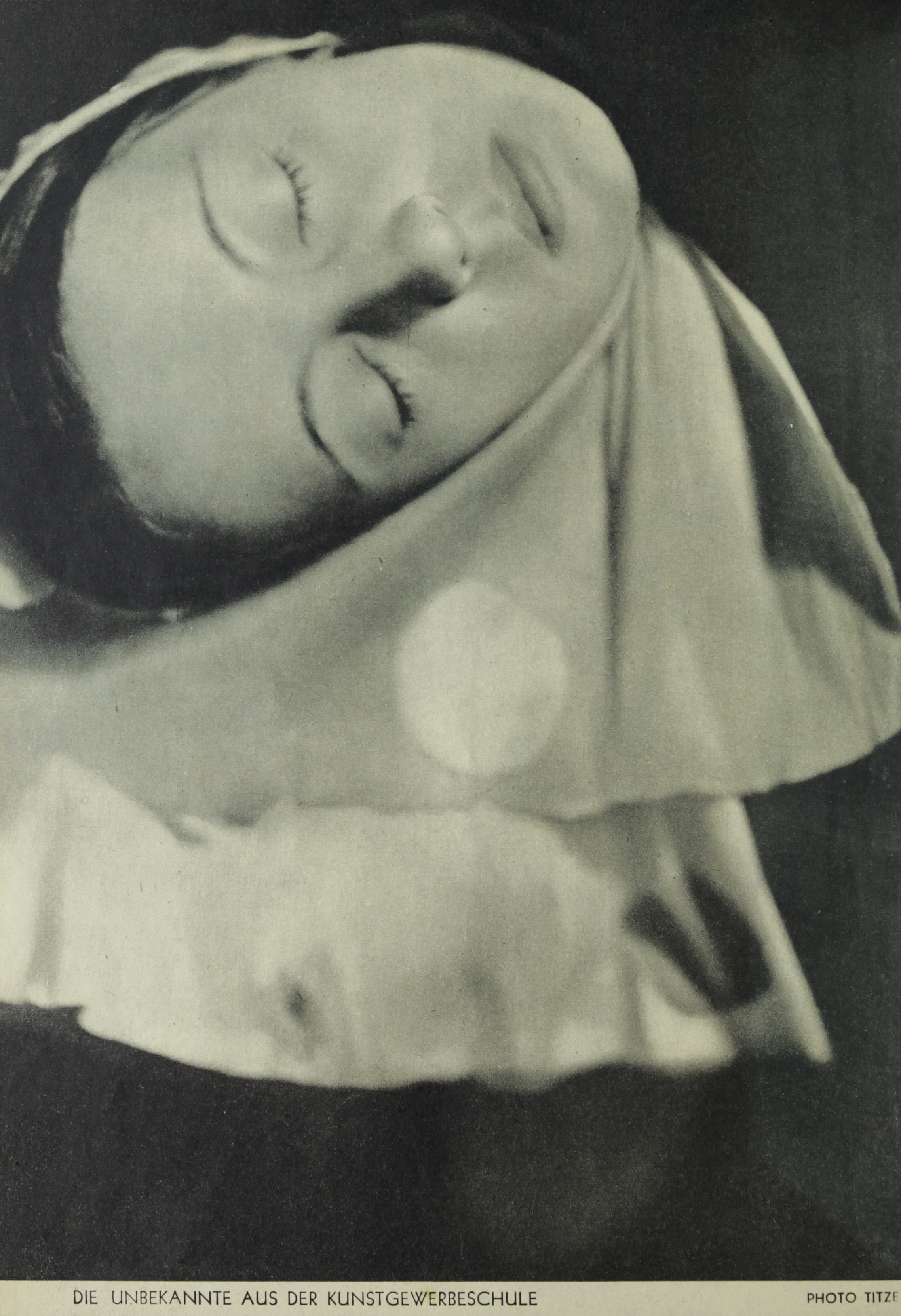 The unknown from the School of Arts and Crafts - Photo Titzer. Die Bühne Issue 413, 1935 