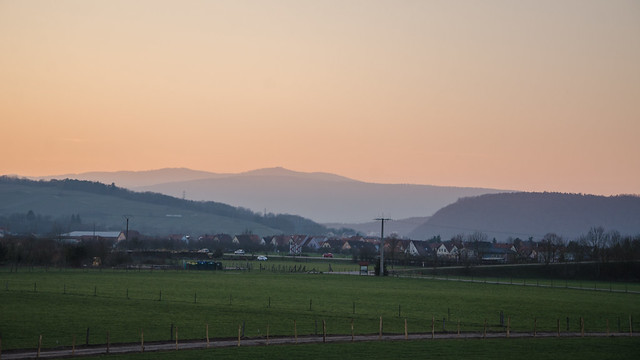 Couché de soleil sur Dorlisheim et ses montagnes l'entourant