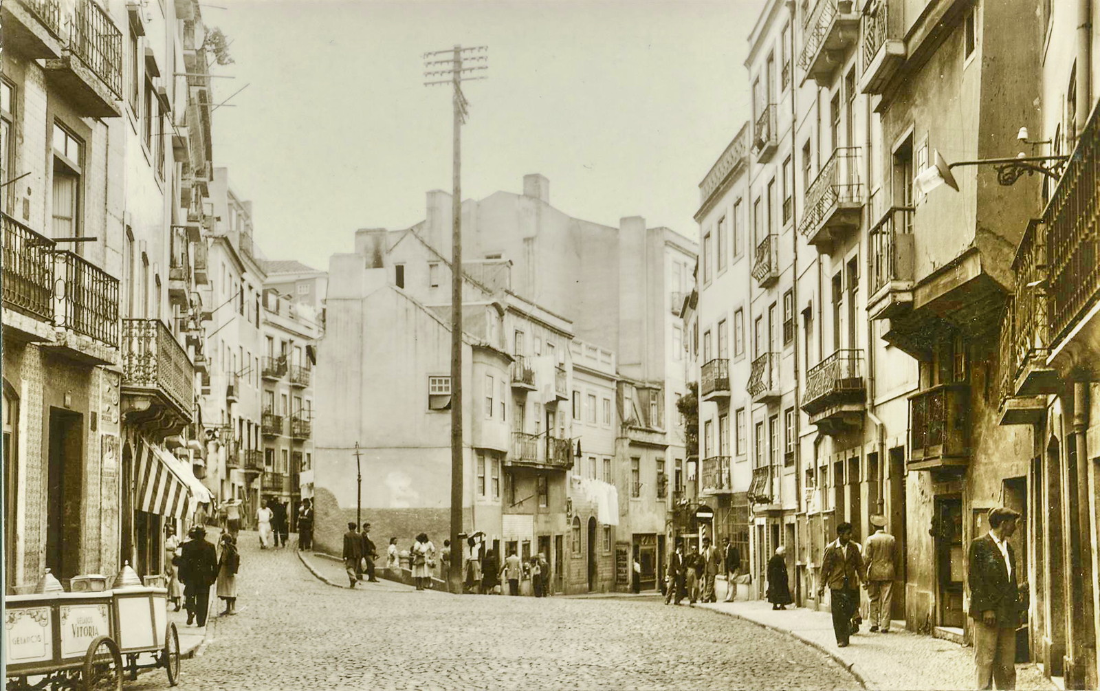 O fim da rua do Terreirinho a desmbocar na do Bem Formoso, Lisboa (E: Portugal, 1950)