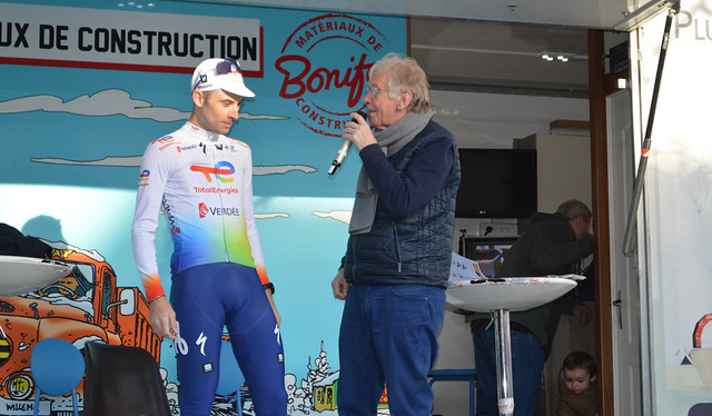 Daniel Mangeas, commentateur officiel des courses cyclistes sur route,  avec Pierre Latour (Team Total Energies) 3eme au classement général final