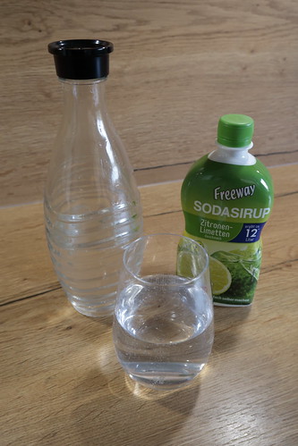 Gesprudeltes Wasser mit Zitronen-Limetten-Sirup