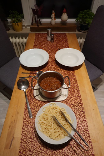 Spaghetti mit Gehacktessoße (Tischbild)