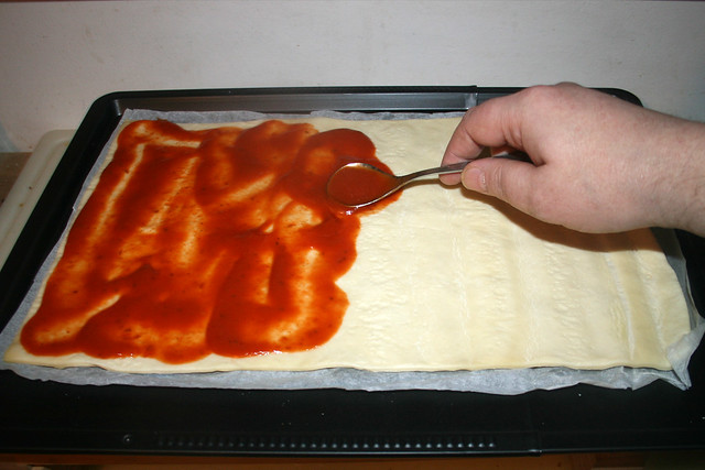 01 - Spread dough with pizza sauce / Pizzasauce auf Teig auftragen