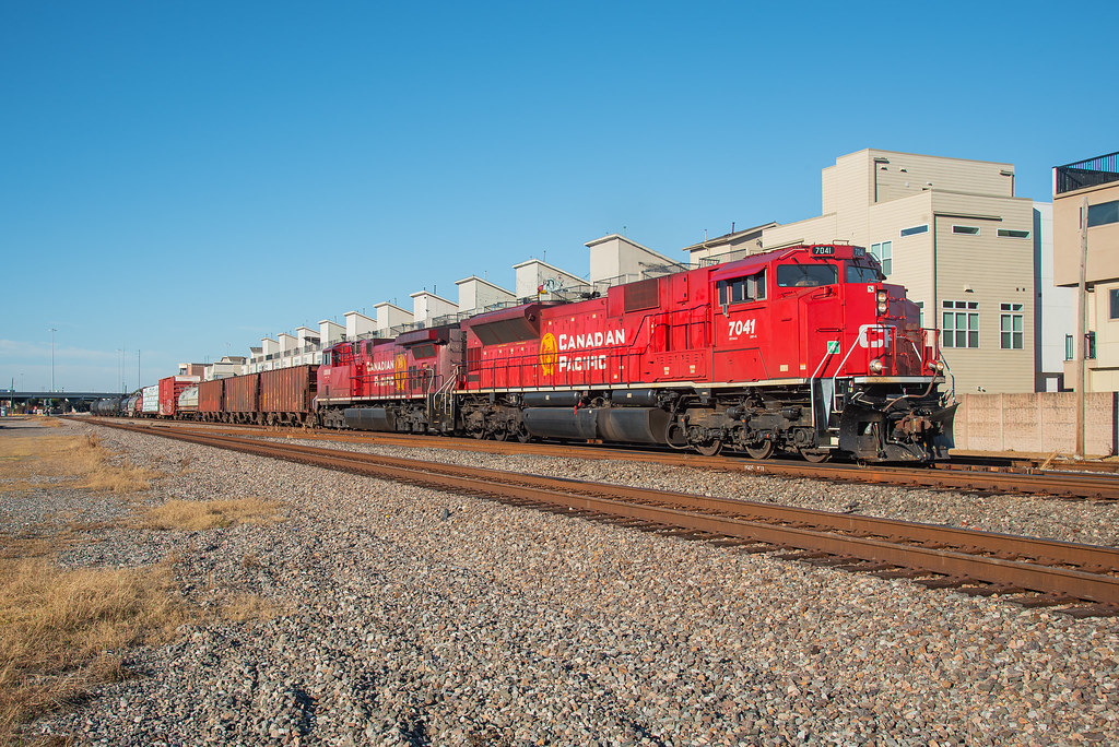 CP 7041 South | SD70ACU #7041 and AC44CWM #8006 bring UP's M… | Flickr