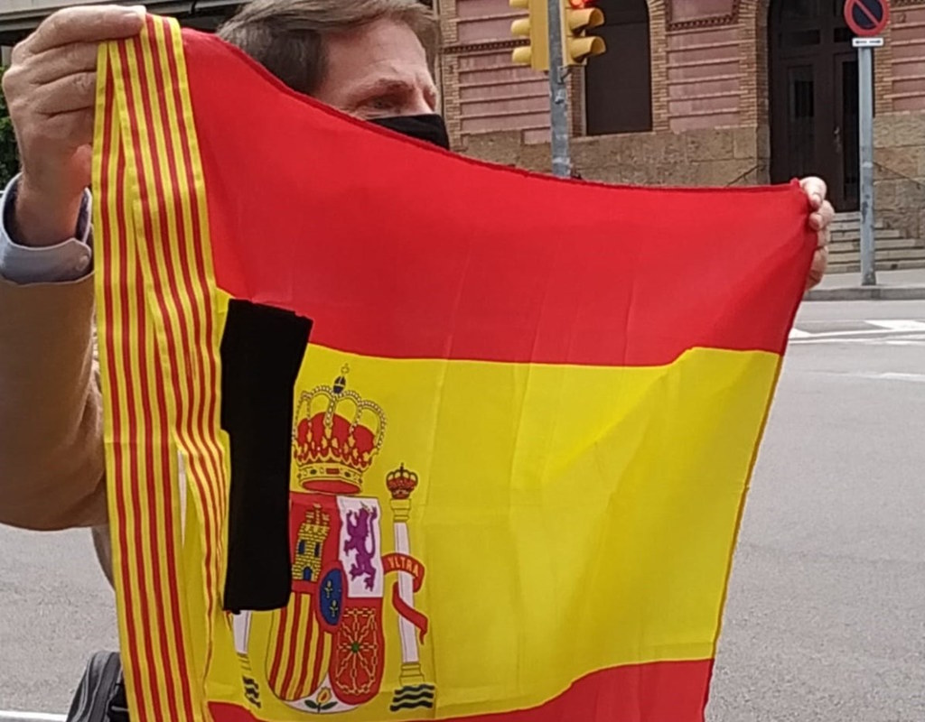 FOTOGRAFÍA. BARCELONA (ESPAÑA), 10.06.2020. Varios catalanes desafían la lluvia y asisten a su protesta de cada miércoles contra el Gobierno de coalición comunista . Ñ Pueblo (7)