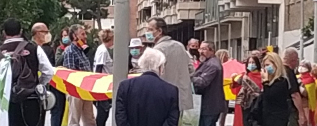 FOTOGRAFÍA. BARCELONA (ESPAÑA), 10.06.2020. Varios catalanes desafían la lluvia y asisten a su protesta de cada miércoles contra el Gobierno de coalición comunista . Ñ Pueblo (2)