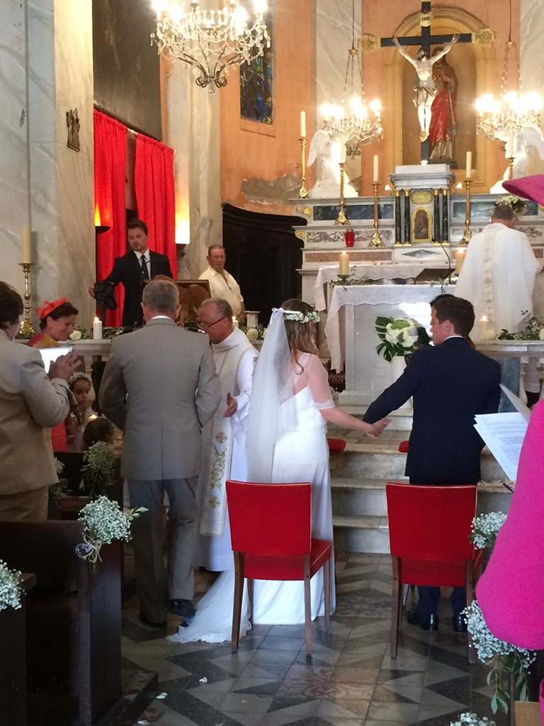 法國新人結婚儀式多半在教堂或是市政廳舉辦，之後再前往喜宴地點。圖片來源：趙偉婷攝。