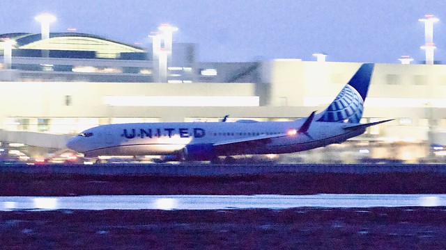 United Boeing 737 night arriv SFO L1130545