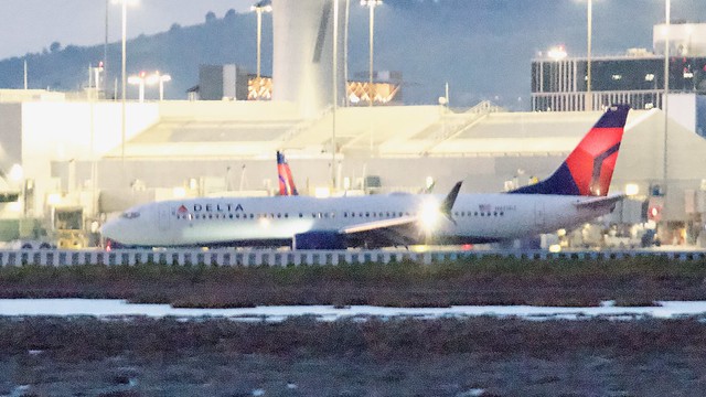 Delta Boeing 737 night arrive SFO L1130486 (1)