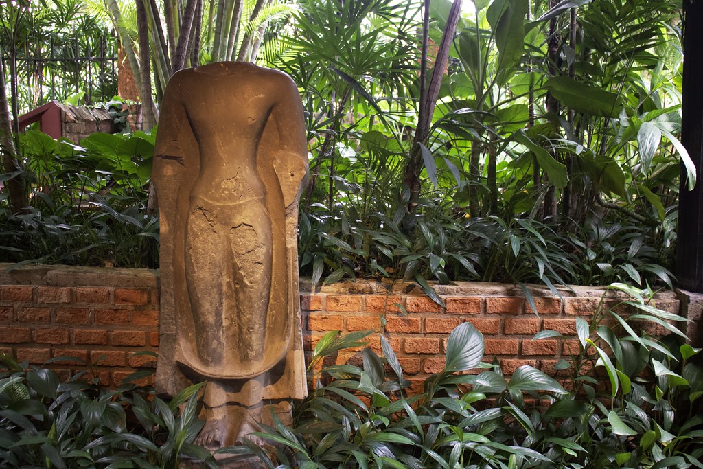Estatua en el jardin de la casa de Jim Thompson en Bangkok