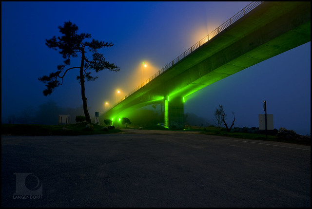 Pont sur la Seudre dans la brume nocturne