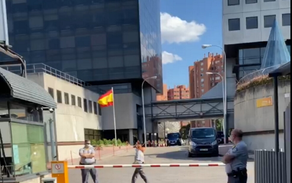 FOTOGRAFÍA. MADRID (ESPAÑA) SEDE DE RTVE, JUNIO DE 2020. varios vecinos españoles protestan ante la Televisión pública del Reino de España. Ñ Pueblo (4)