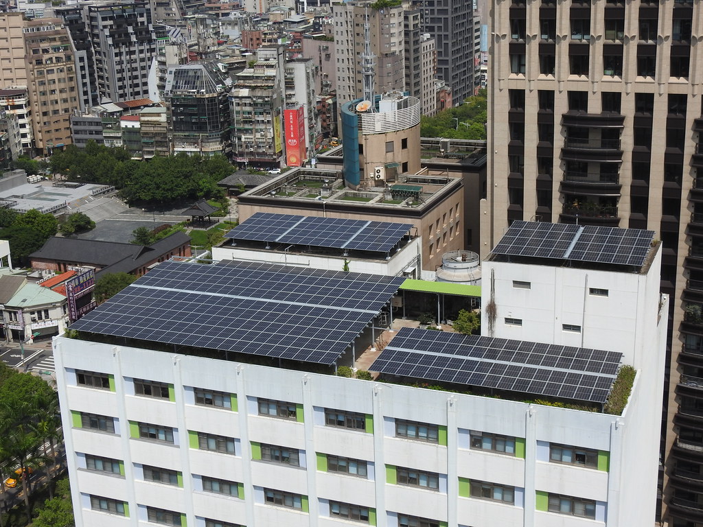 環保署大樓去（2022）年在屋頂設置太陽光定，裝置容量約126.7KW，每年可發14.8萬度電，已在9月啟用。圖片來源：環保署提供