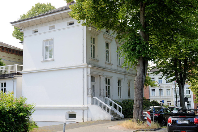 8643 Fotos aus dem Hamburger Stadtteil Bergedorf; historisches Wohnhaus im Bult, erbaut 1891 - das Gebäude steht unter Denkmalschutz.