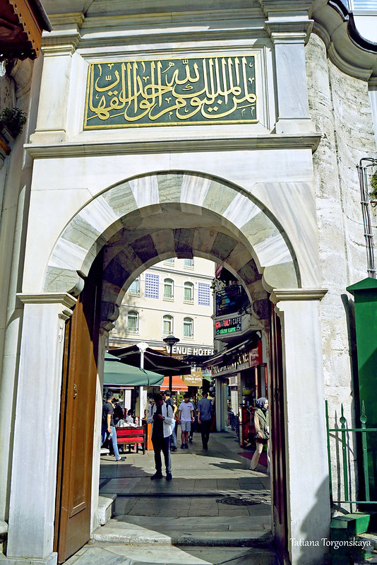 Ворота перед мавзолеем Абдул-Хамида I