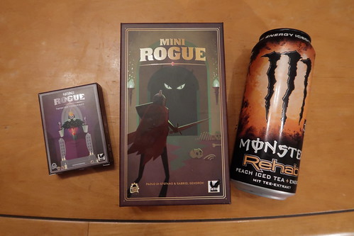 Monster Rehab Peach Iced Tea, analoger Dungeon Crawler „Mini Rogue“ und Erweiterung "Tiefen der Verdammnis" (Verpackungen)
