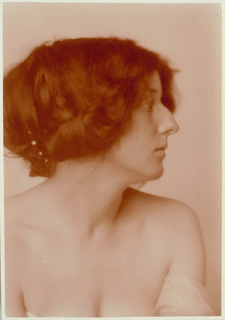 Charles Augustin Lhermitte (1881 - 1945) :: Portrait en buste d'une jeune femme aux épaules nues, vers 1912, Aristotype. Musée d'Orsay