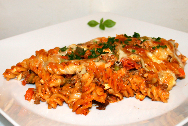 43 - Ground meat pasta casserole with vegetables & feta - CloseUp / Hackfleisch-Nudelauflauf mit Gemüse & Feta - Nahaufnahme
