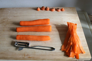 01 - Peel carrots / Möhren schälen