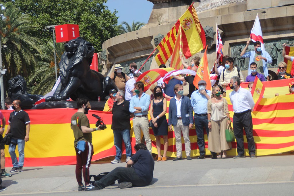 FOTOGRAFÍA. BARCELONA (ESPAÑA), 27.06.2020. Gran éxito de la «cadena humana» de VOX hoy alrededor del monumento de Colón. Ñ Pueblo (27)
