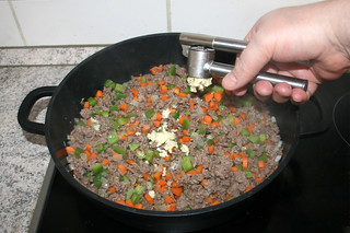17 - Squeeze garlic into pan / Knoblauch in Pfanne pressen