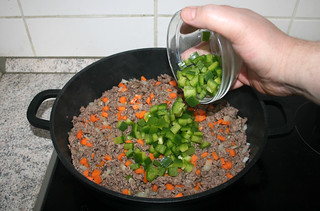 13 - Put bell pepper in pan / Paprika in Pfanne geben
