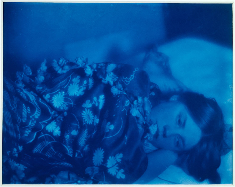 Paul B. Haviland :: Florence Peterson allongée, en kimono à fleurs, entre 1909 et 1910, Cyanotype. | src Musée d'Orsay
