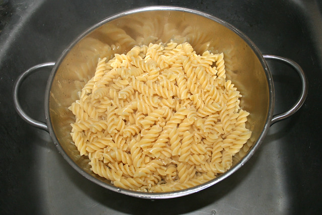 29 - Drain noodles / Nudeln abtropfen lassen