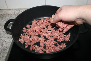 06 - Crumble ground meat in pan / Hackfleisch in Pfanne bröseln