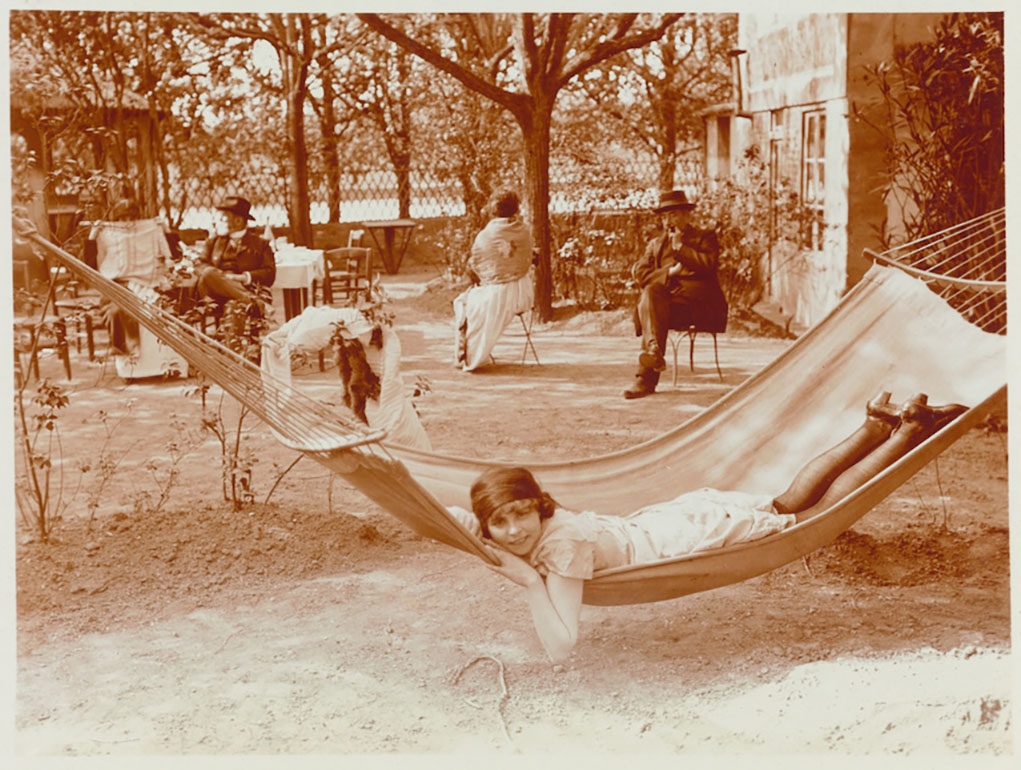 Charles Augustin Lhermitte (1881-1945) :: Personnages au jardin et jeune femme souriante, allongée dans un hamac, vers 1912. Aristotype. Musée d'Orsay