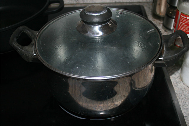 05 - Bring water in pot to a boil / Topf mit Wasser aufsetzen