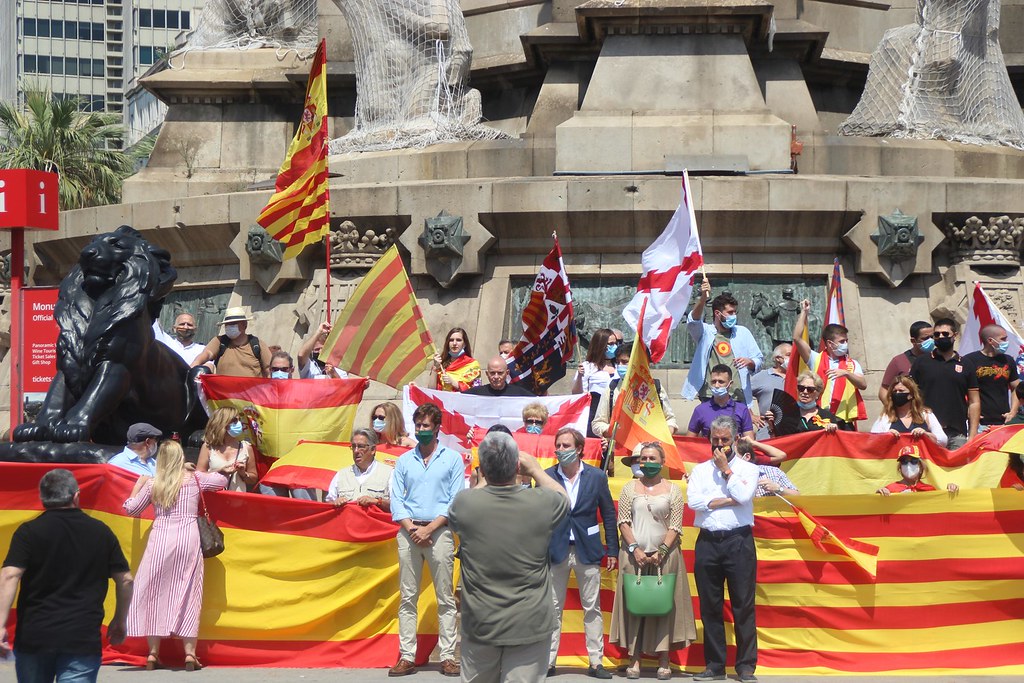 FOTOGRAFÍA. BARCELONA (ESPAÑA), 27.06.2020. Gran éxito de la «cadena humana» de VOX hoy alrededor del monumento de Colón. Ñ Pueblo (18)