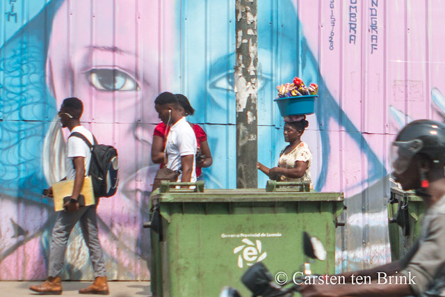 Luanda - street life with street art
