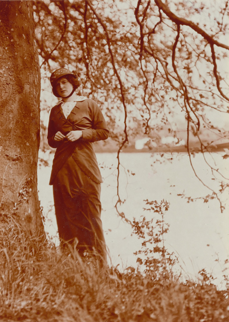 Lhermitte - Jeune femme posant en pied au bord d'une rivière, vers 1912 Aristotype