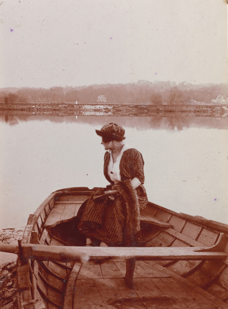 Lhermitte - Paysage fluvial avec jeune femme dans une barque, vers 1912 Aristotype