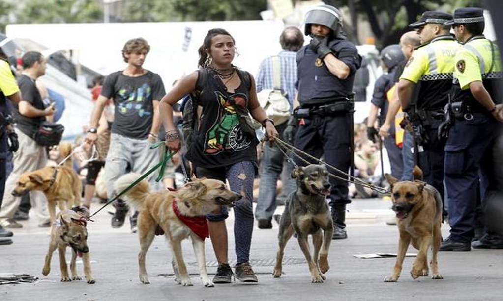 FOTOGRAFÍA. BARCELONA (ESPAÑA), 27.05.2011. Los Mozos de Escuadra cargan contra grupos de «indignados» de la ultraizquierda. Efe (2)