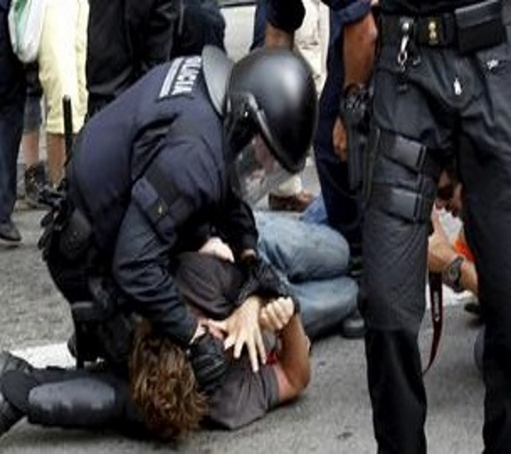 FOTOGRAFÍA. BARCELONA (ESPAÑA), 27.05.2011. Los Mozos de Escuadra cargan contra grupos de «indignados» de la ultraizquierda. Efe (7)