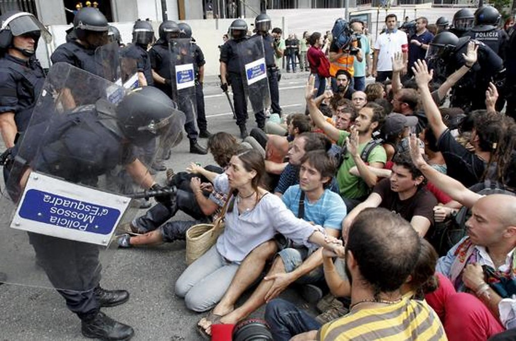 FOTOGRAFÍA. BARCELONA (ESPAÑA), 27.05.2011. Los Mozos de Escuadra cargan contra grupos de «indignados» de la ultraizquierda. Efe (4)