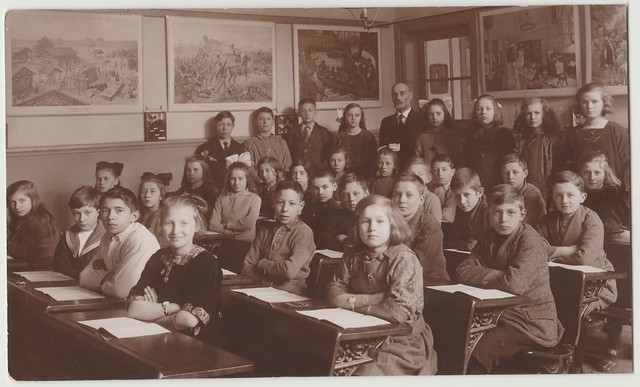 Fotokaart - Klassenfoto school met den Bijbel, Kalkhaven - 2e van rechts, bovenste rij Engeltje Dam (geb.01-02-1912)