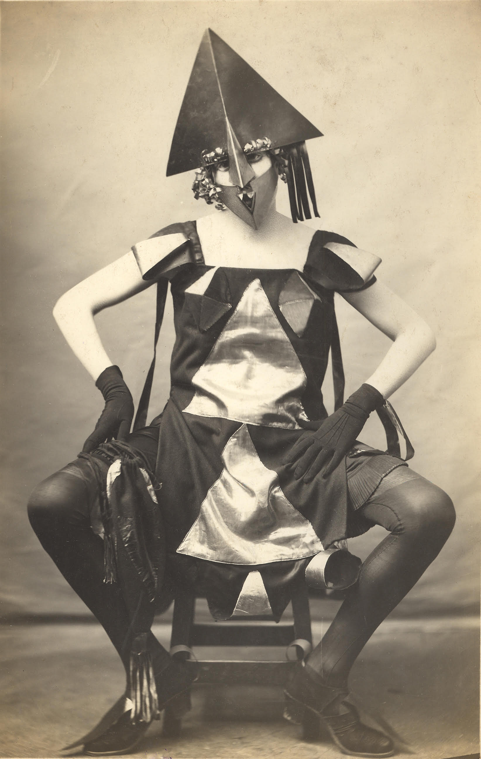 Marie Vassilieff costume Arlequine pour le Bal banal, 1924, photographie Pierre Delbo. Collection de Claude Bernès. | src MABA