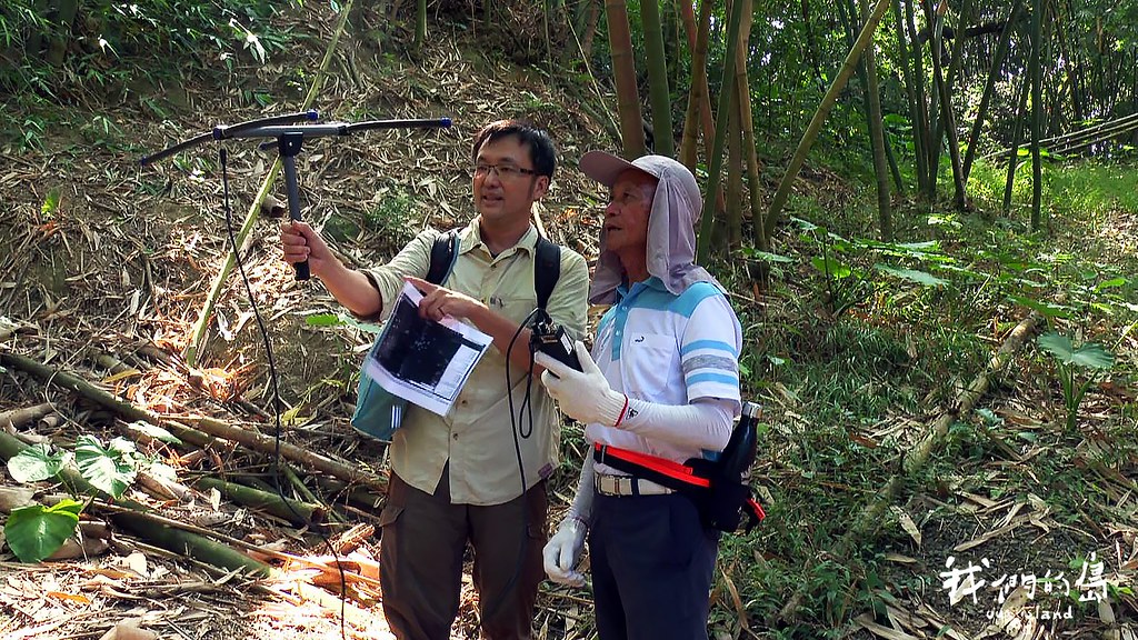 特生中心與社區合作進行瀕危龜的野放試驗，研究人員教導居民使用追蹤器材。