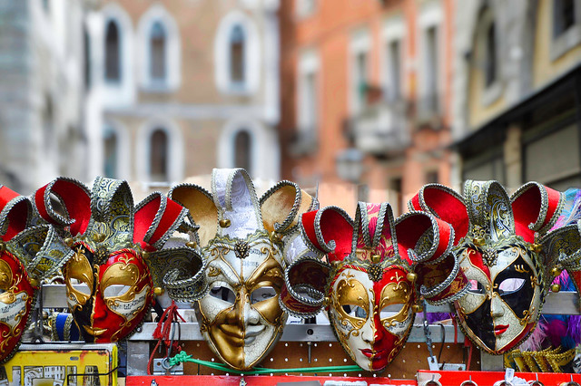 Venezia, maschere di carnevale in vendita sul Ponte di Rialto